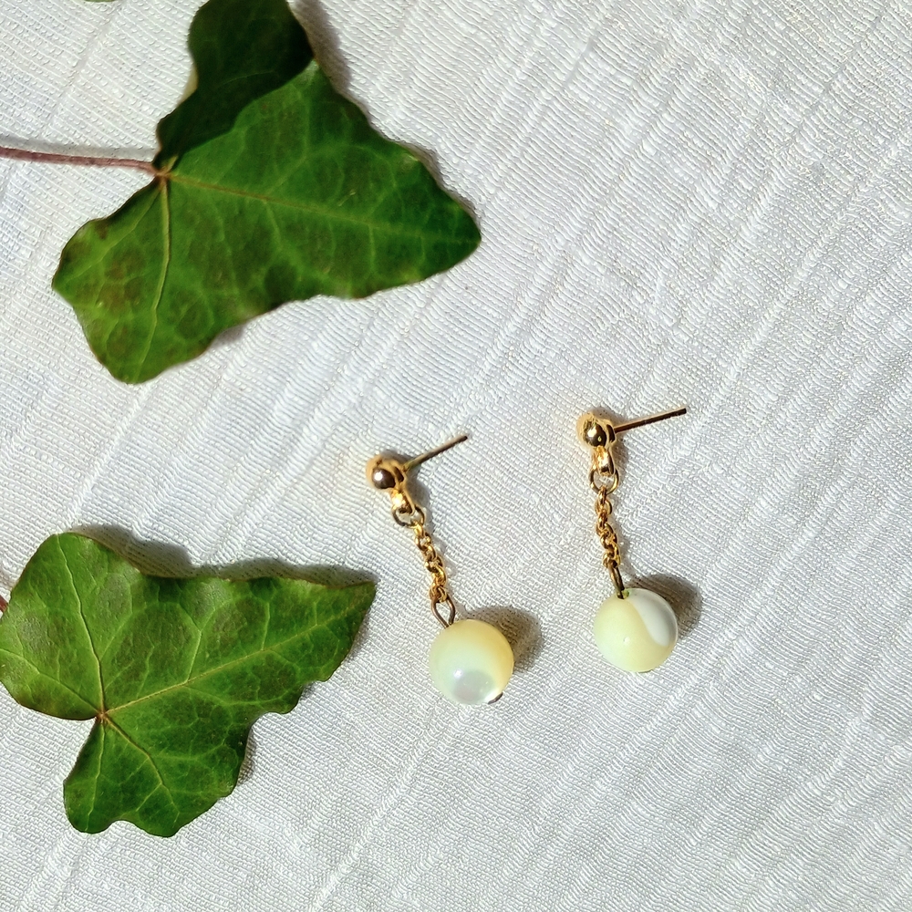 🌊 COASTAL GRANDMOTHER 🌊 VTG mother-of-pearl & gold tone chain stud earrings
